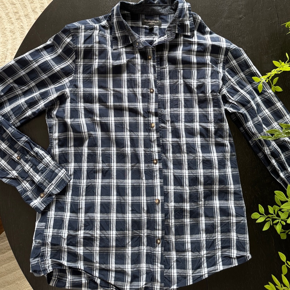 Men’s plaid button up
Shirt